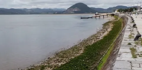 Playa del Pasaje, en Santoña, con rocas. R.A.