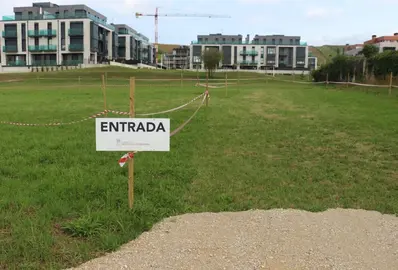 Aparcamiento disuasorio en San Juan de la Canal.