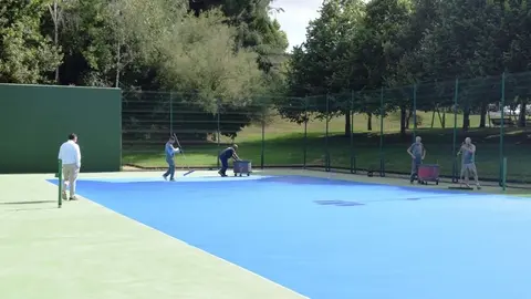 Trabajos en las pistas de tenis de Arce.