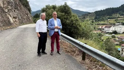 El consejero de Fomento y el alcalde de Potes en la visita.