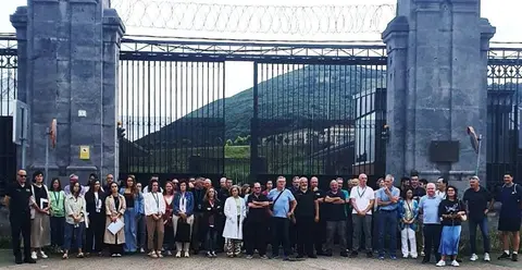 Concentración en la puerta principal de acceso al penal El Dueso, en Santoña.