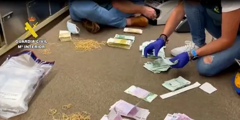 Dinero incautado por la Guardia Civil.
