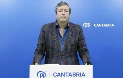 El senador autonómico, Iñigo Fernández (PP) en rueda de prensa.