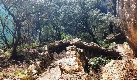 Acceso por las escaleras al Faro del Caballo. R.A.