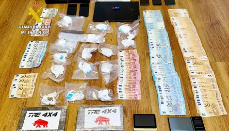 Drogas intervenidas en la operación junto con el dinero.