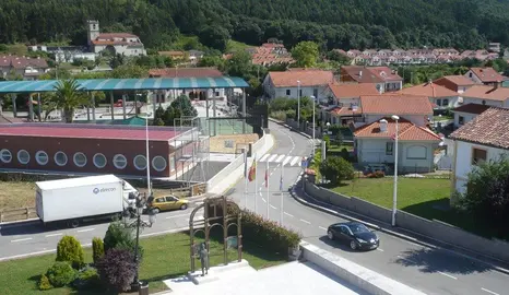 El polideportivo se construirá en el barrio La Iglesia en Argoños. R.A.