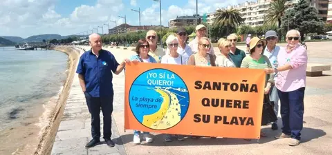 Integrantes de la Plataforma Yo sí la quiero en la zona del Pasaje en Santoña. R.A.