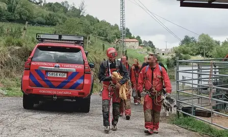 Espeleólogos tras salir de Cueto-Coventosa.