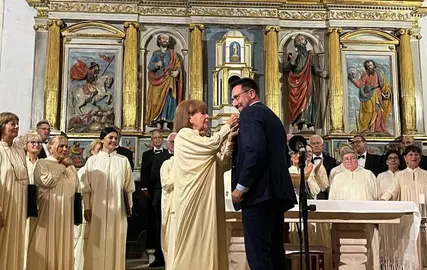 Un momento de la entrega de la Medalla de Oro al alcalde de Colindres, Javier Incera.