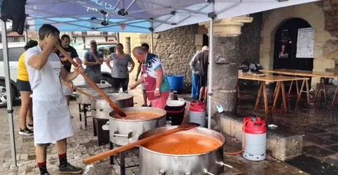 Preparación del mamite en las fiestas de la Virgen de la Cama. R.A.