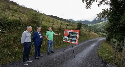 El consejero de Fomento visitó Soba y anunció varios proyectos para el municipio.