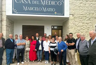 Un momento de la inauguración con los asistentes.