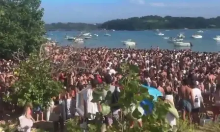 Macrobotellón en el Puntal de Somo.