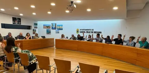 Los concejales en el Pleno de Santa Cruz de Bezana.