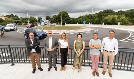 Las autoridades políticas en la nueva glorieta.