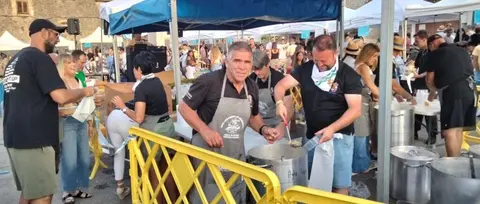 Reparto del marmite en el barrio de Ancillo. R.A.