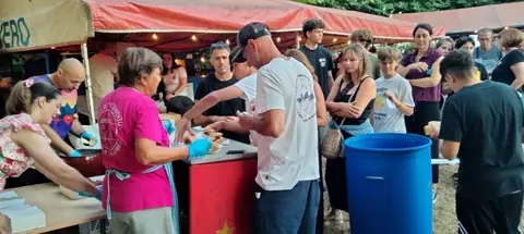 Reparto de bocadillos en Ajo. R.A.