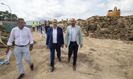 Visita a las obras del futuro punto limpio de Laredo.