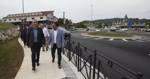 Las autoridades políticas en la rotonda de Puente Arce.