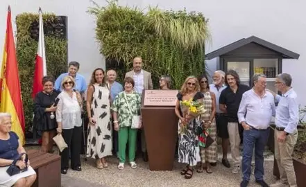 Un momento del descubrimiento de la placa.