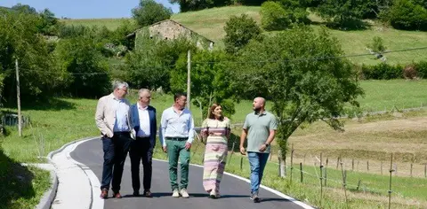 Las autoridades políticas en la carretera de Cires.