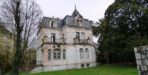 Edificio de Villaluz en Colindres.
