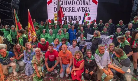 Fotografía de familia del pregón sobre el escenario.
