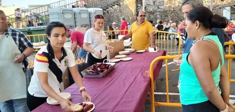 Reparto de chorizos en las fiestas de Meruelo. R.A.