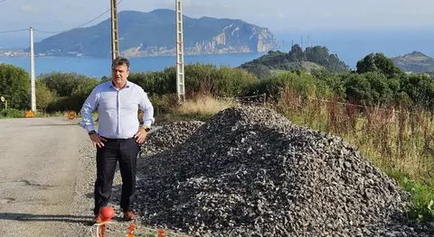 Jesús María Ríos junto a las obras de la carretera.