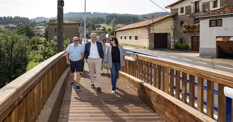 Las autoridades políticas en la pasarela de Valle de Villaverde.