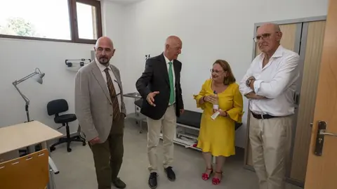 Las autoridades políticas visitan las instalaciones.