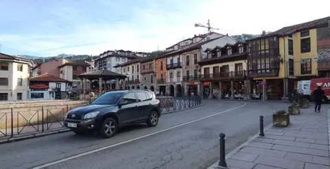 Tráfico a su paso por Potes. R.A.