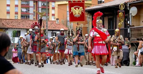Desfile de la representación en Los Corrales de Buelna.