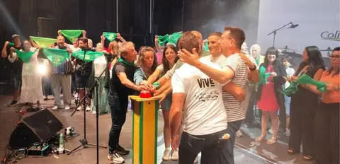 Apretón del botón de la finalización del pregón. R.A.