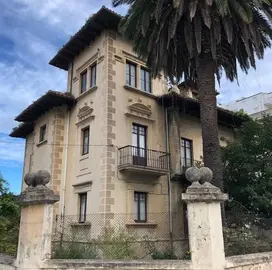 Villa Mercedes en Laredo.