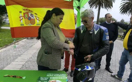 Vox de Miengo en una mesa informativa.