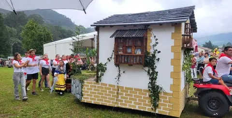 Desfile de Carrozas en Lloreda de Cayón. Facebook