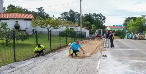 Obras de las plazas de aparcamiento en Requejada.