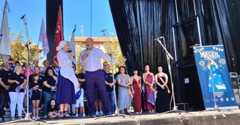 Un momento del pregón por la Coral Portus Victoriae. R.A.