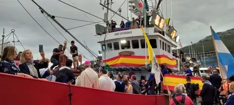 El Nuevo Libe llevó la imagen de la Virgen del Puerto por la Bahía de Santoña. R.A.