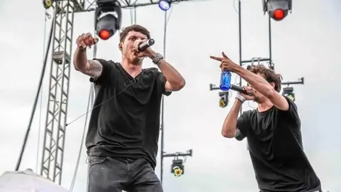 Los raperos en un concierto.