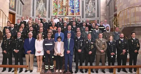 Miembros de la Policía Local y autoridades políticas.