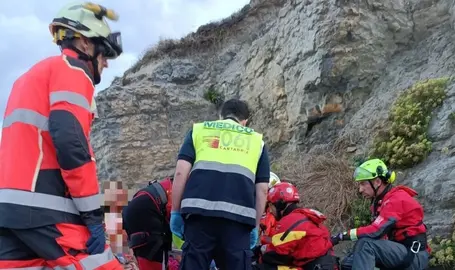 Evacuación en los acantilados de Miengo.