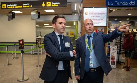 Pedro Casares en la visita al aeropuerto.