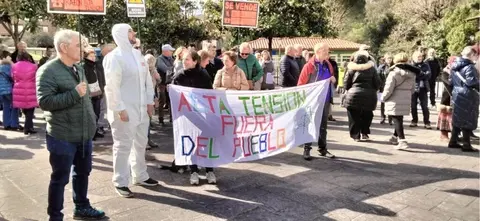 Concentración de protesta contra los parques eólicos en Voto. R.A.