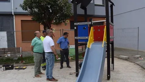 Mejora del parque infantil en La Calzada.