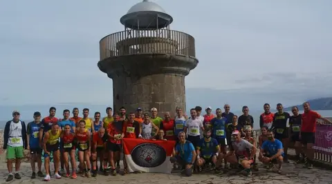 Atletas en el Faro del Caballo.