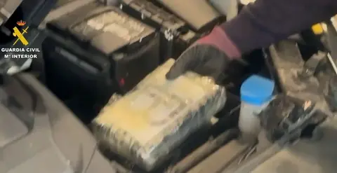 Material incautado por la Guardia Civil en el vehículo.