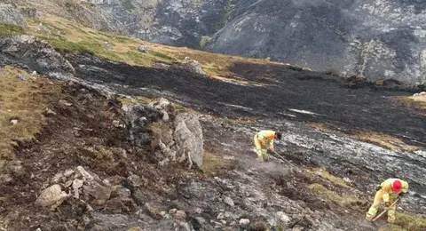 Bomberos forestales en Camaleño.