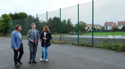 Visita al terreno donde se construirá el polideportivo en Argoños.